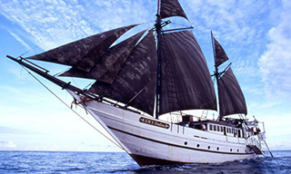 The Indonesian liveaboard the SMY Ondina in full sail